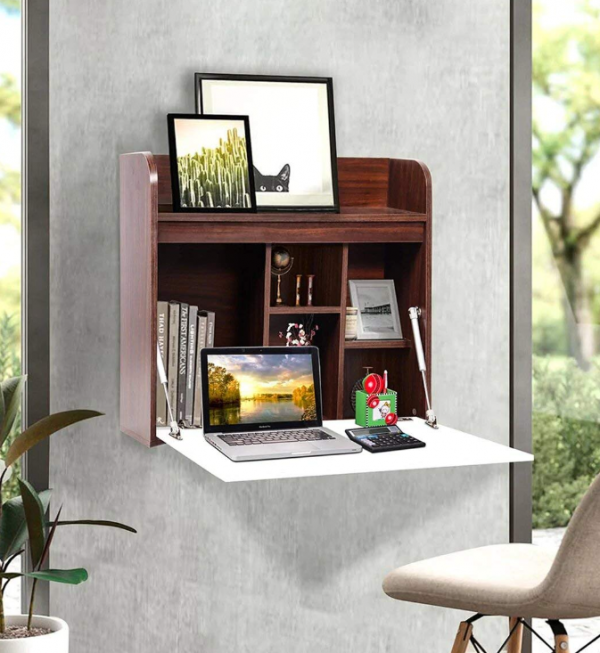 Meja belajar dengan rak dinding terintegrasi